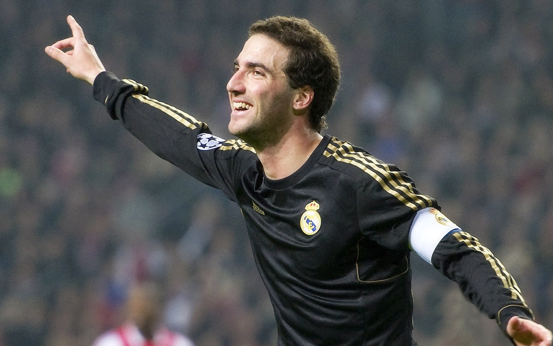 -美国男足在巴黎奥运会比赛中以3-0击败几内亚，美国队男足